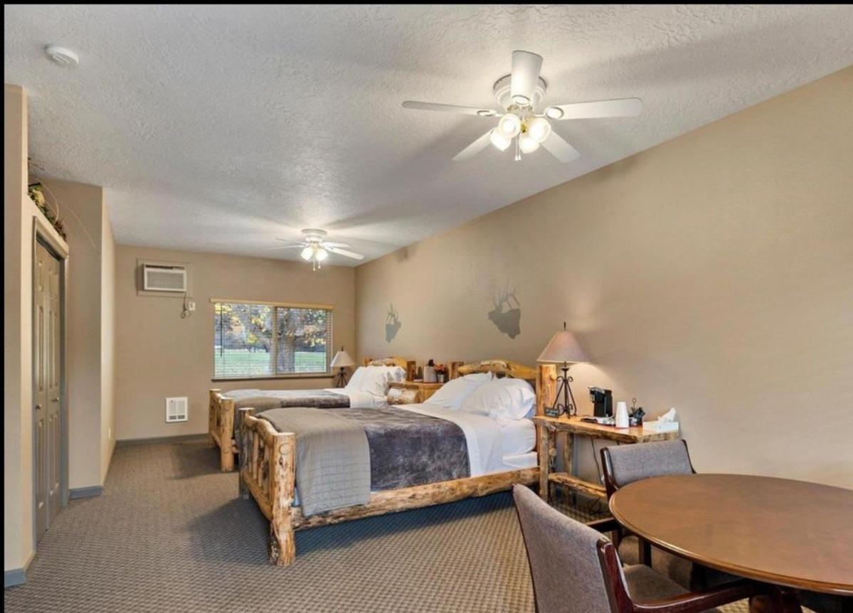 Southfork Lodge - Riverside Inn Lowman Экстерьер фото